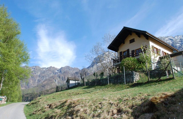 Beautiful private villa for 4 people with TV, patio, pets allowed, panoramic view and parking
