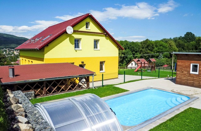 Beautiful private villa for 18 guests with hot tub, WIFI, private pool, TV, patio and parking