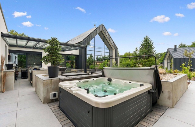 Beautiful private villa for 10 people with WIFI, hot tub, TV, terrace, pets allowed and parking