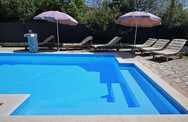 Beautiful private villa for 7 people with private pool, A/C, WIFI, TV, terrace and pets allowed