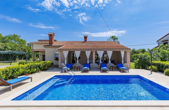 Beautiful private villa for 6 guests with private pool, A/C, WIFI, TV and terrace