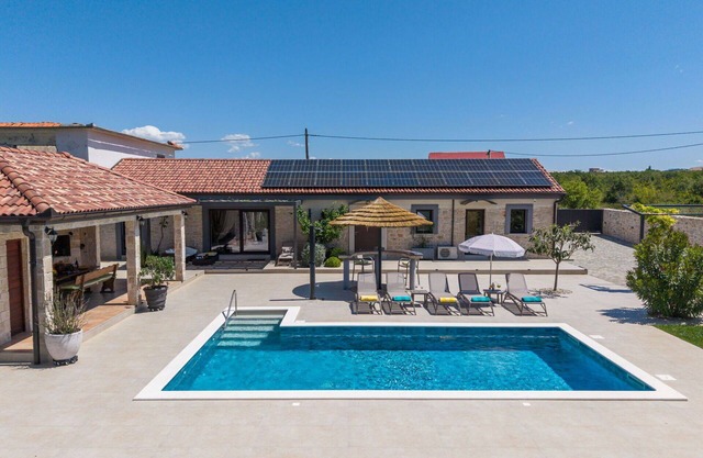 Beautiful private villa with A/C, private pool, WIFI, TV, terrace, pets allowed and parking
