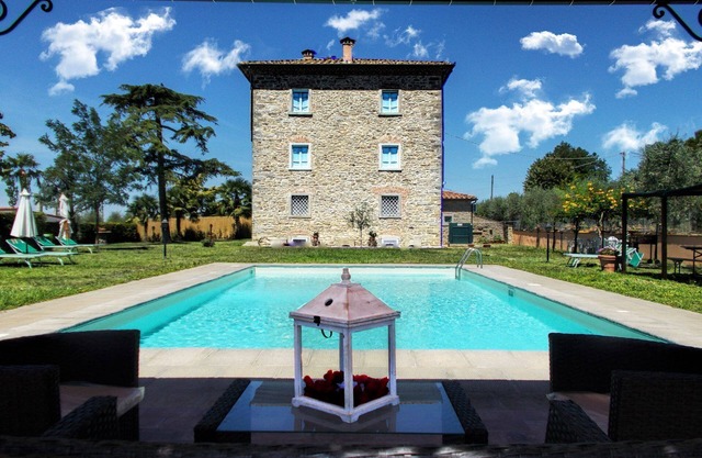 Beautiful private villa for 20 people with WIFI, A/C, private pool, TV, veranda and pets allowed