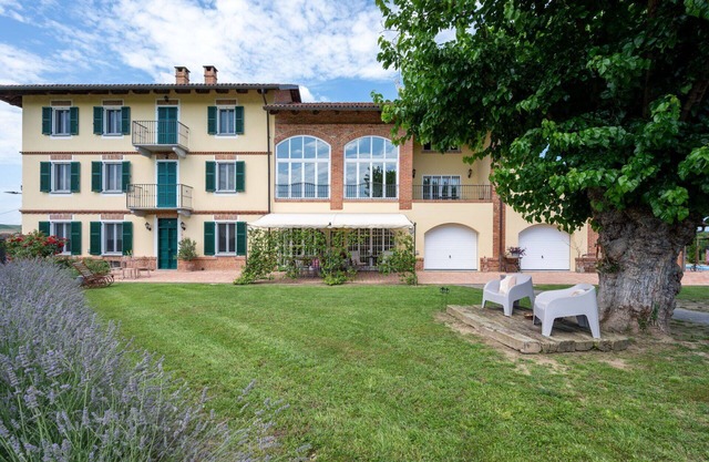 Beautiful private villa for 9 people with hot tub, WIFI, TV, patio, pets allowed and panoramic v.