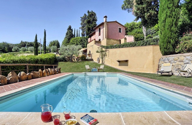 Beautiful private villa for 10 people with private pool, WIFI, A/C, TV, patio and pets allowed