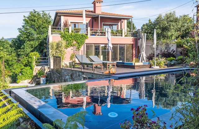 Beautiful private villa for 12 guests with WIFI, private pool, TV and patio