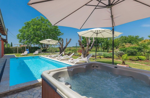 Beautiful private villa with hot tub, A/C, WIFI, private pool, TV, terrace and pets allowed