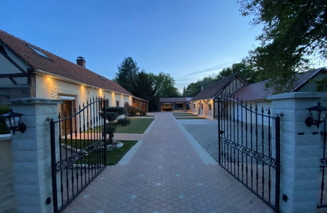 Beautiful property 2 houses 1h paris with covered swimming pool