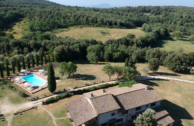 Beautiful property with private pool, sleeps 17 people, quiet location.