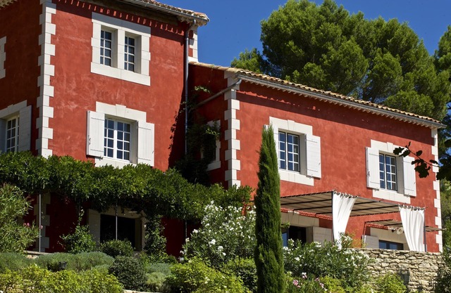 Beautiful Provencal property in the Luberon in the massive Ochre