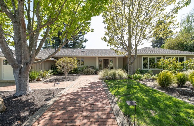 Beautiful, quiet, and modern home with a pool in sunny San Rafael