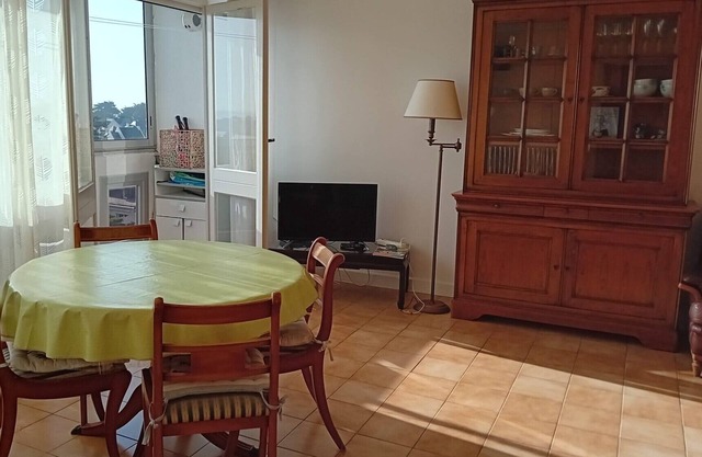 Beautiful, quiet apartment with sea view, 100m from the beach, 10 min from Saint Malo.