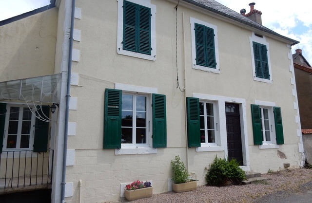 Beautiful, quiet, Burgundy village location close to local amenities.