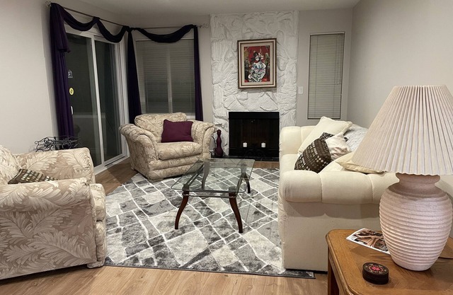 Beautiful Remodeled West Los Angeles condo - Brentwood adjacent.
