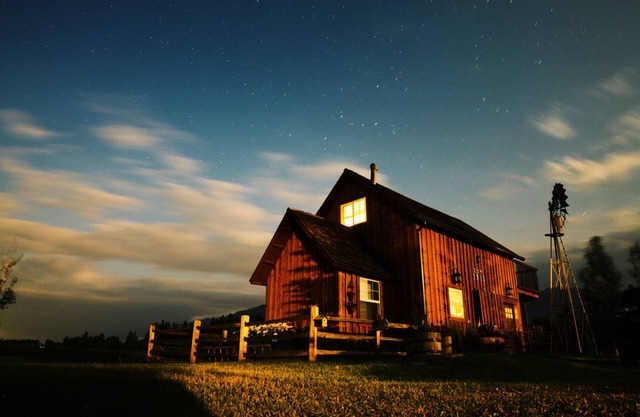 Beautiful renovated 1915 Two Story Barn Near Glacier Par