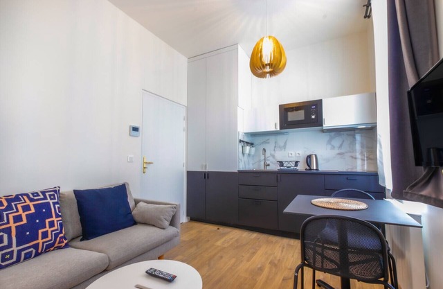 Beautiful renovated apartment for 2 in front of the Gare Saint-Jean