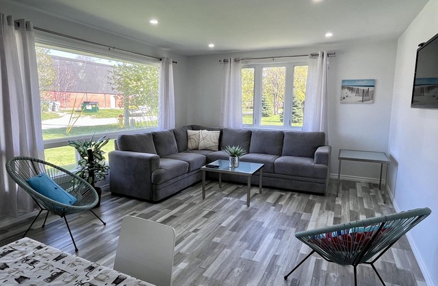 Beautiful renovated house 4 min drive to beach! Open tonight to Friday