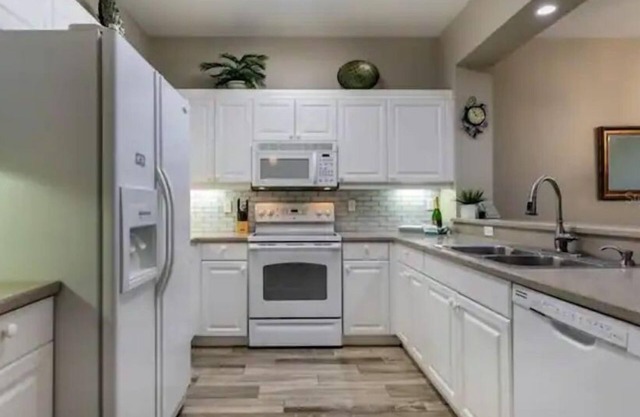 Beautiful Resort in Quiet, Gated Community w Pool