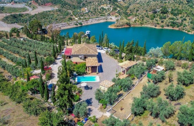 Beautiful rural house a stone's throw from the center
