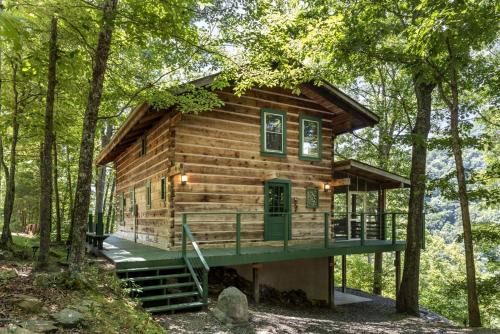 Beautiful Rustic Cabin Surrounded by Nature with Incredible Views and a Wrap-Around Deck for an Amazing Glamping Experience in Marshall, NC