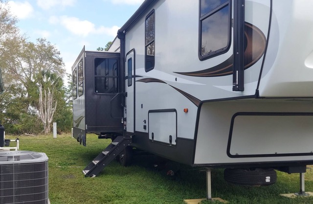 Beautiful RV with pool access