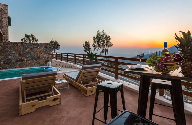 Beautiful sea Views, Close to Clear Water Southern Beaches