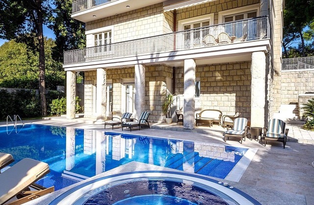 Beautiful seafront luxury villa, Quiet Area, Close to Center, Luxury Services