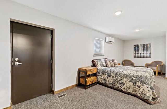 Beautiful South Bend Lodge Suite