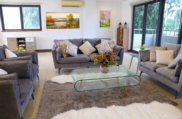 Beautiful & Spacious 3BR: garden, pool, gym - Terrific, central location!