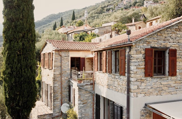 Beautiful, spacious apartment in a natural stone house with sea view in Val Prino.
