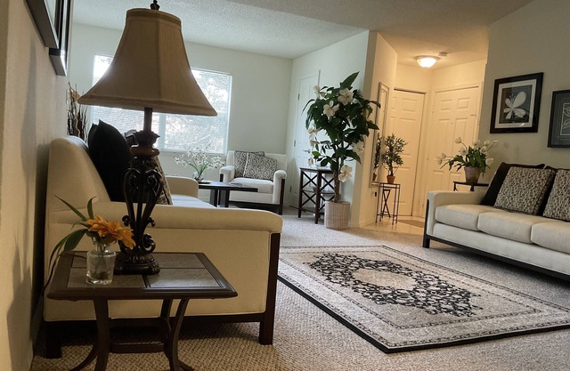 Beautiful spacious luxury condo. 1bed 2 bath. Media room. Immaculate. Lake View.