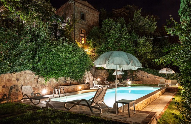 Beautiful studio located in a park with private garden, swimming pool, parking