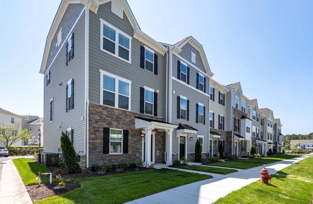 Beautiful Three Bedroom Townhome w/Nice Amenities
