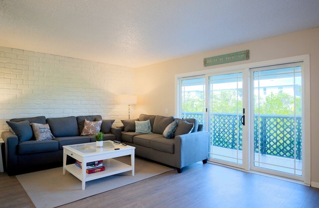 Beautiful Townhome Steps from Beach