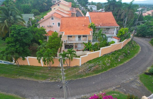 Beautiful Townhouse in Gated Kingstons Haven