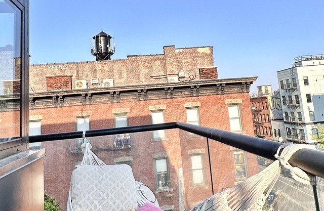 Beautiful two bedroom in heart of Greenpoint!