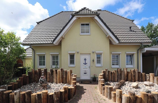 Beautiful vacation home, only 100 m from the Baltic Sea beach, with sea view, fireplace, sauna, beach chair and billiard room. It is for max. 11 people
