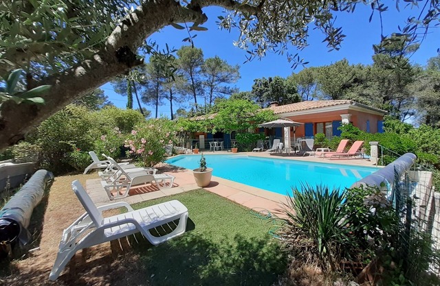 Beautiful Villa on 4200 M2 - Large swimming pool - Not overlooked- 10/14 persons