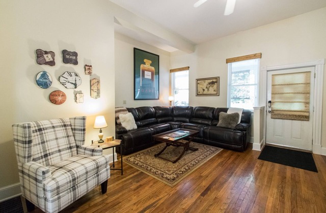 Beautiful Victorian Apartment - Serene Wooded Setting - Close to the City