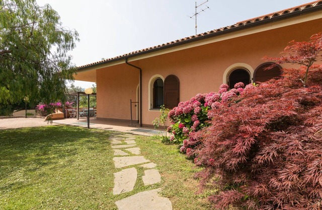 Beautiful villa with hot tub, A/C, WIFI, TV, patio, pets allowed, panoramic view and parking