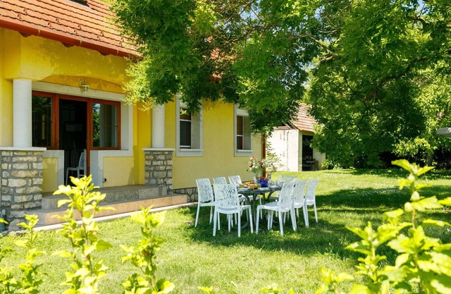 Beautiful villa for 8 guests with WIFI, A/C, TV and parking