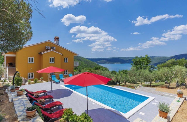 Beautiful villa for 12 guests with A/C, WIFI, private pool, TV, terrace and pets allowed