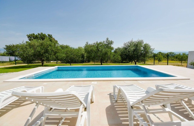 Beautiful villa for 6 people with A/C, WIFI, private pool, TV, terrace and parking