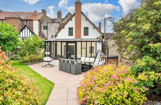 Beautiful villa for 8 guests with hot tub, WIFI, terrace and pets allowed