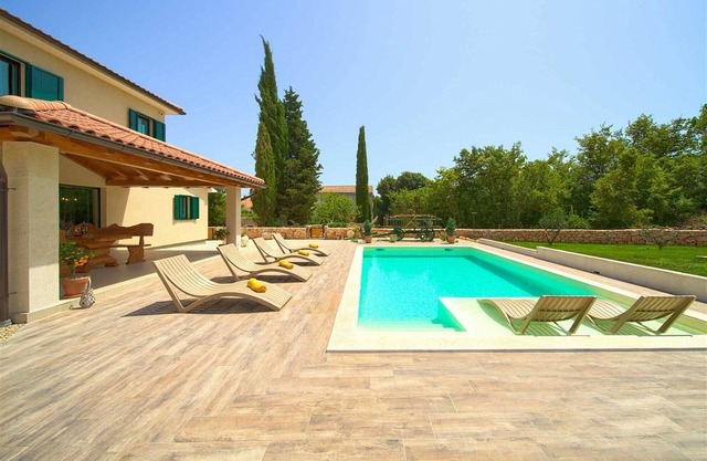 Beautiful Villa Green Pearl with heated pool