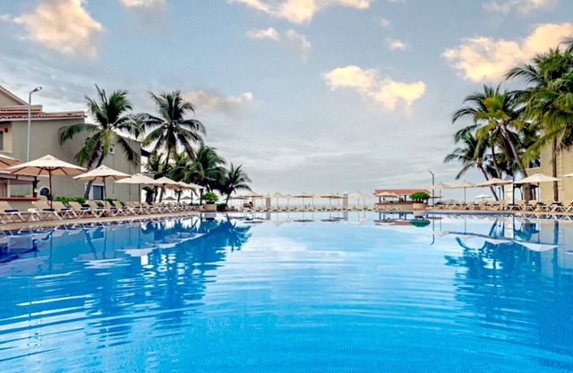 Beautiful villa steps from the beach/Tesoro Ixtapa