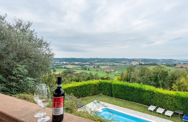 Beautiful villa with private pool, A/C, WIFI, terrace, pets allowed and panoramic view