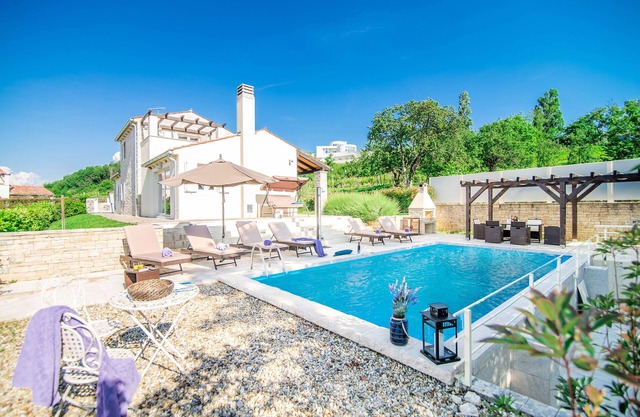 Beautiful villa with swimming pool, grill, wifi, PlayStation 3, free WiFi