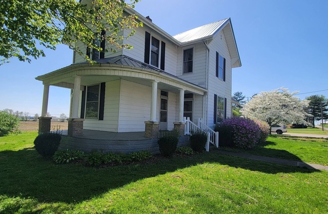 Beautiful Vintage Farmhouse, Sleeps 12, Cozy Serene Getaway!