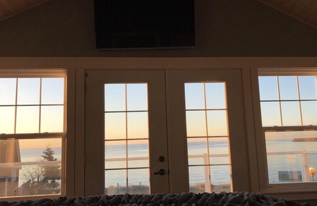 Beautiful water front beach-house in picturesque Victoria-By-The-Sea